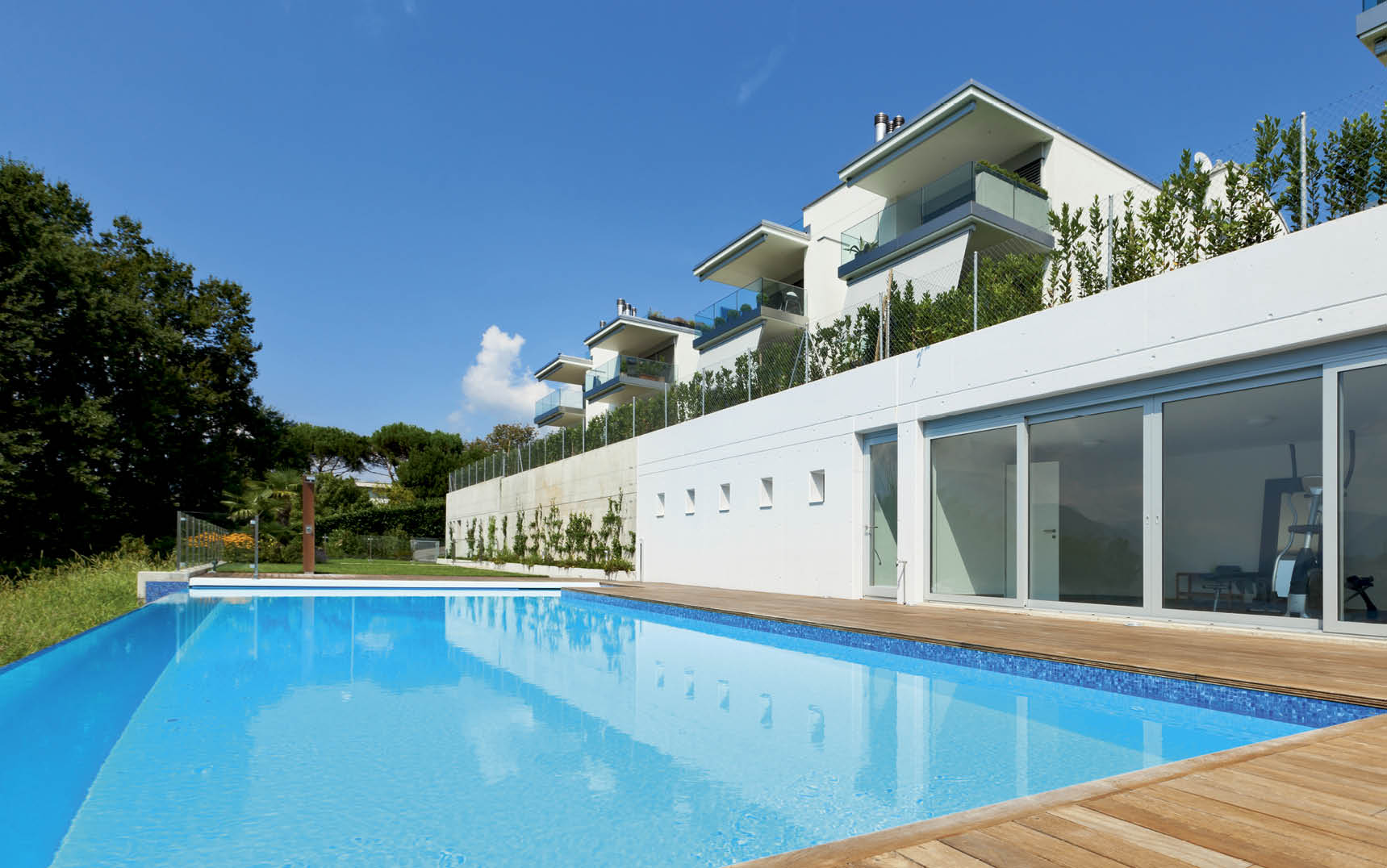 residence with swimming pool 