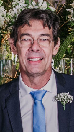 Homem de terno e gravata sorrindo O conte do gerado por IA pode estar incorreto.