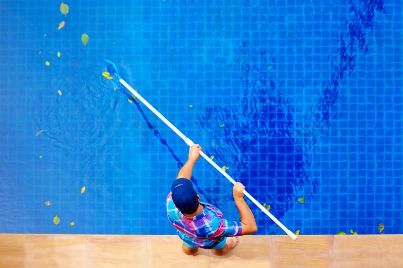 Peneiração da piscina – a importância da limpeza da superfície